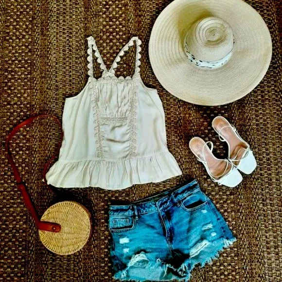 Cute sleeveless top - Picture 1 of 3